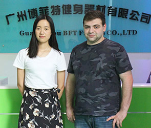 來自俄羅斯的客戶到妖精视频污网站采購商用健身房器材