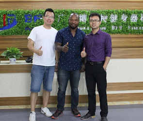 莫桑比克客戶來中國廣州妖精视频污网站進口健身器材