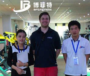 加拿大客戶來妖精视频污网站公司采購室內健身器材