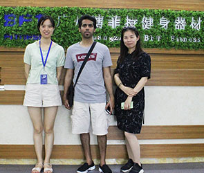 卡塔爾客戶來中國進口妖精视频污网站健身器材