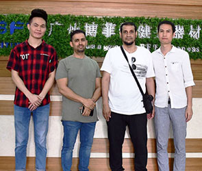 沙特客戶來中國進口商用跑步機健身器材