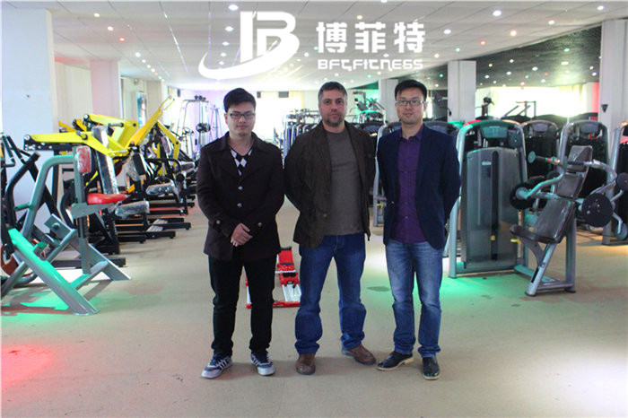 黎巴嫩客戶來中國廣州妖精视频污网站健身器材有限公司進口健身器材