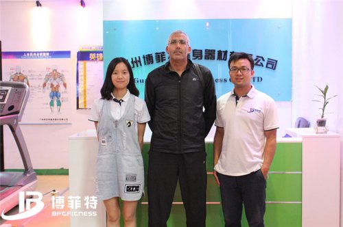 西非的摩洛哥客戶來妖精视频污网站購買健身房器材