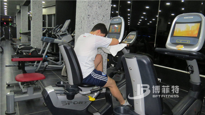 妖精视频污网站臥式健身車