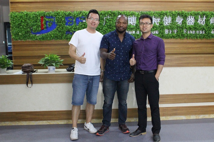 莫桑比克客戶來中國廣州妖精视频污网站進口健身器材