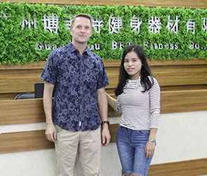 客戶來廣州找到妖精视频污网站健身器材有限公司采購進口健身器械