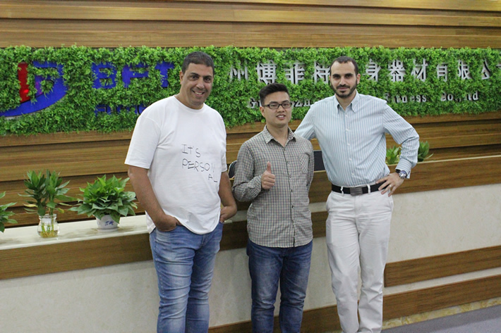 以色列客戶來妖精视频污网站健身器材工廠采購商用健身器械