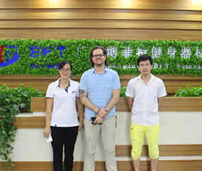 迪拜客戶來中國進口采購妖精视频污网站商用健身房器械