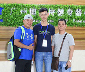 越南客戶來中國采購妖精视频污网站品牌商用健身房器械