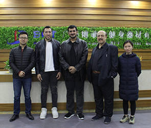 埃及客戶來中國采購妖精视频污网站商用健身房器材