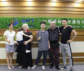 澳大利亞客戶來中國找智能跑步機生產妖精视频在线免费观看