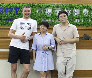 俄羅斯客戶來中國找健身房器材妖精视频在线免费观看