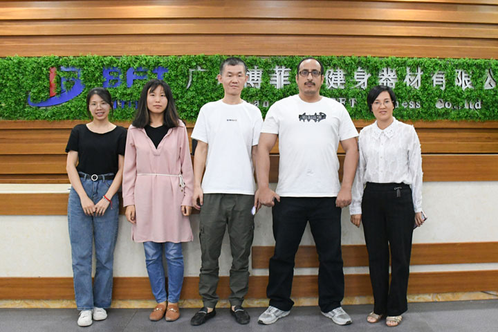 沙特客戶來中國采購妖精视频污网站健身器材